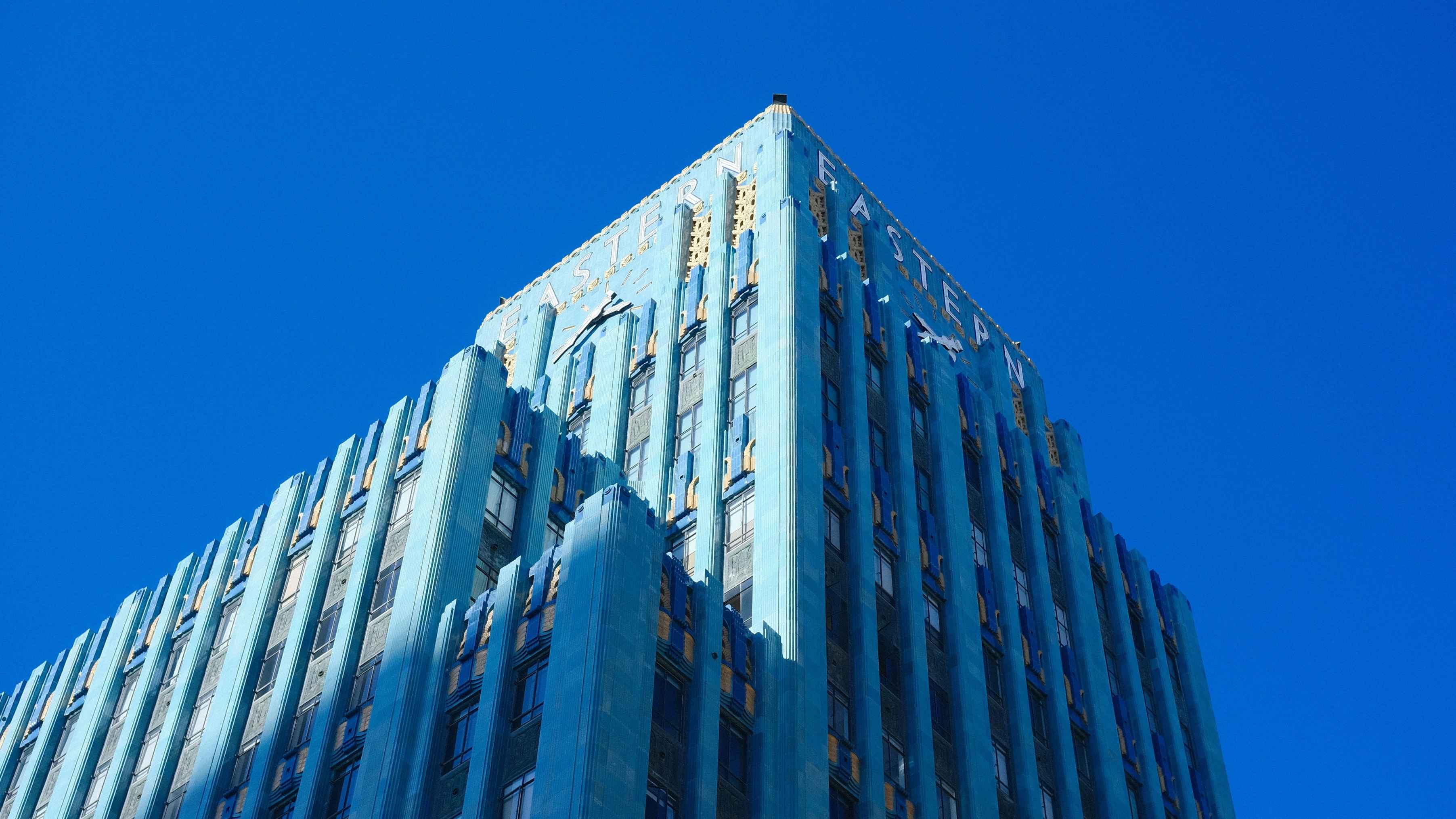 Streamline Moderne - fachada y materialidad